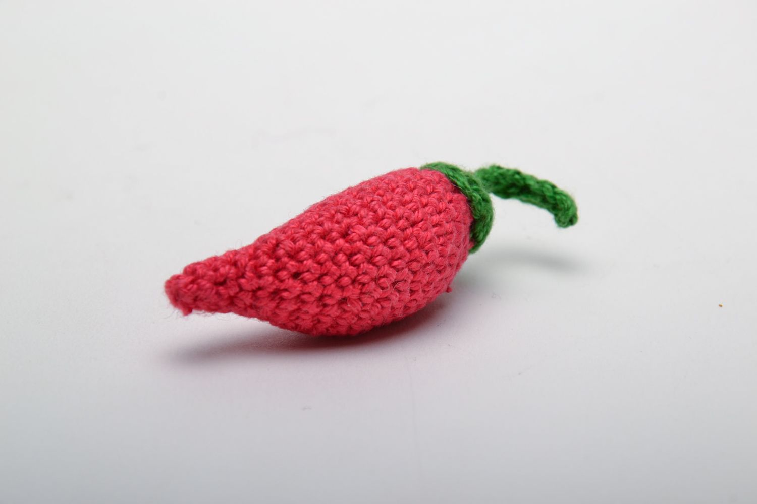 Doudou tricoté fait main Piment rouge en matériaux naturels pour enfant photo 4