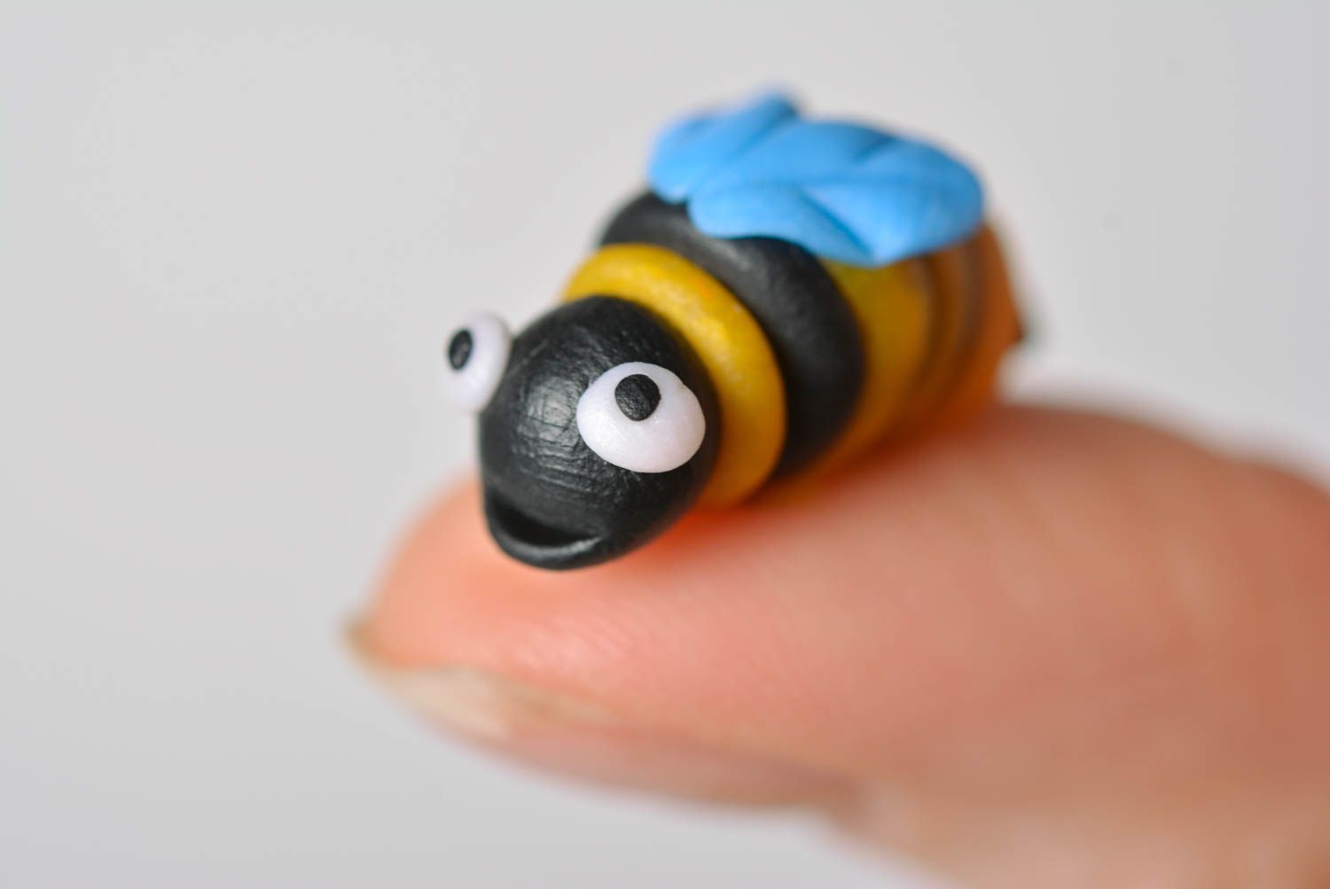 Figurine abeille Jouet fait main en pâte polymère miniature Cadeau original photo 4