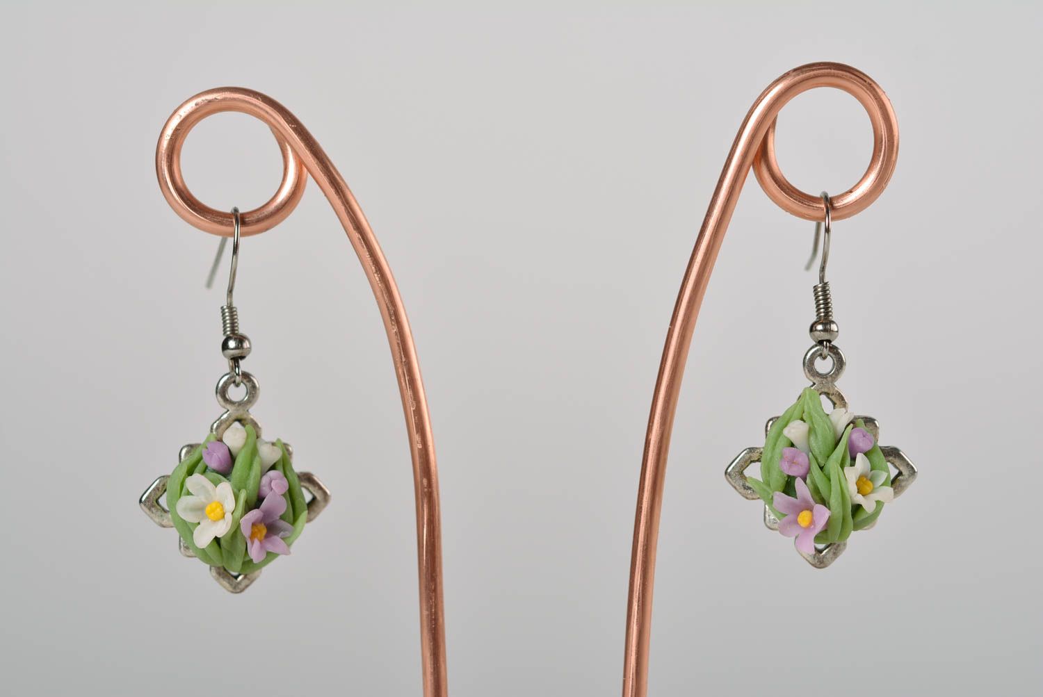 Handgemachte elegante Blumen Ohrringe aus Polymerton schön lang für Frauen foto 1