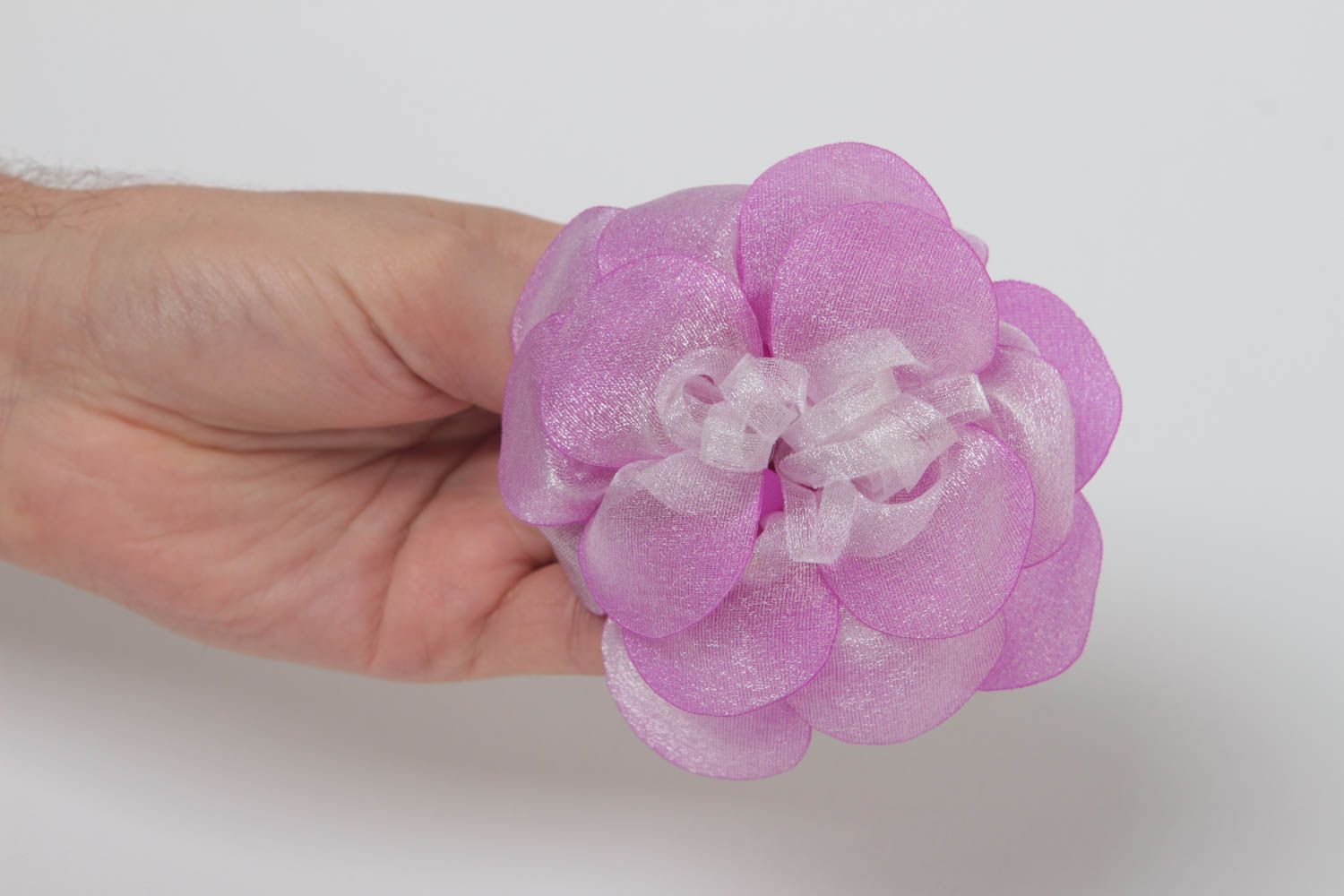 Небольшая резинка с цветком из органзы детская фиолетовая объемная ручной работы фото 5