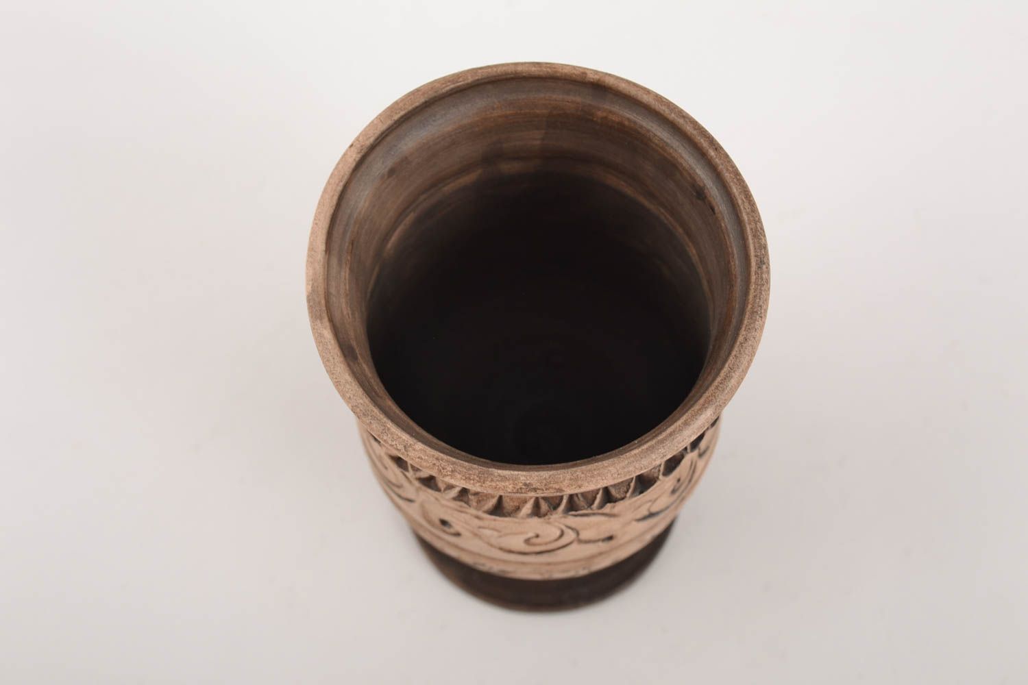 Vaso de arcilla hecho a mano con ornamentos tratado con plata marrón en pata foto 2