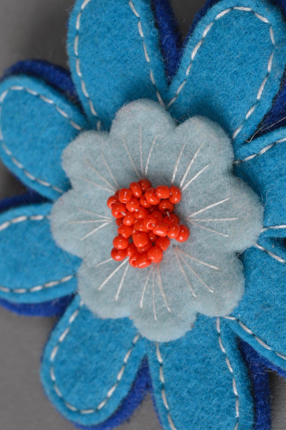 Broche de fieltro artesanal bonito en tonos azules con abalorios foto 1