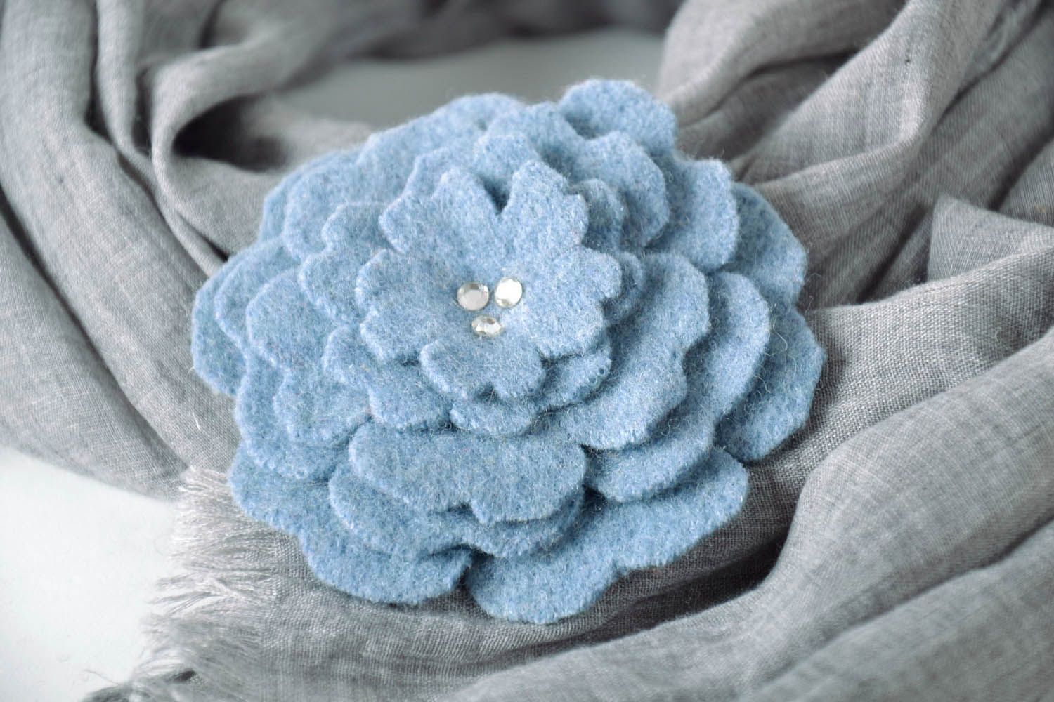 Broche en laine Fleur bleu clair  photo 1