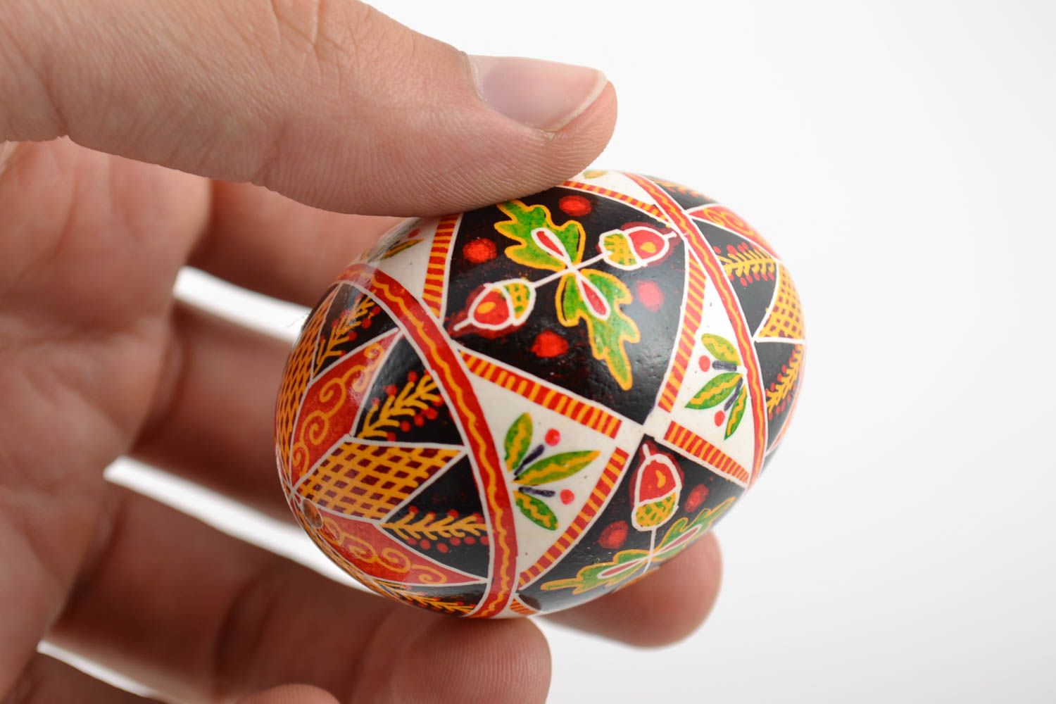 Huevo de Pascua pintado a mano con arcílicos artesanal con bellotas foto 2