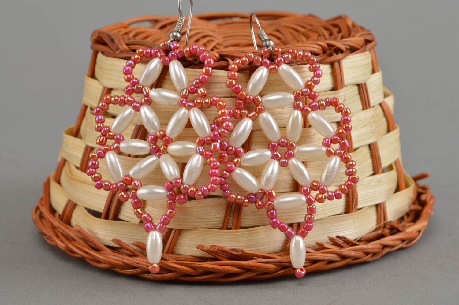 Handmade Ohrringe aus Glasperlen und langen Kunstperlen in Rot und Weiß für Dame foto 1