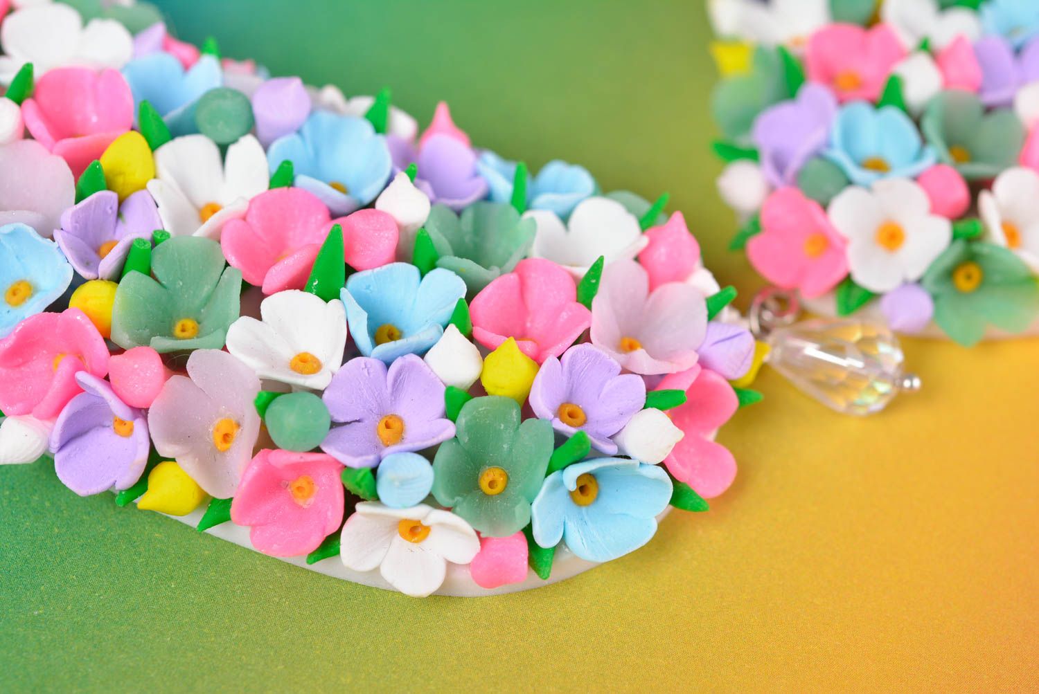 Collier avec fleurs en pâte polymère multicolore sur chaîne fait main original photo 4