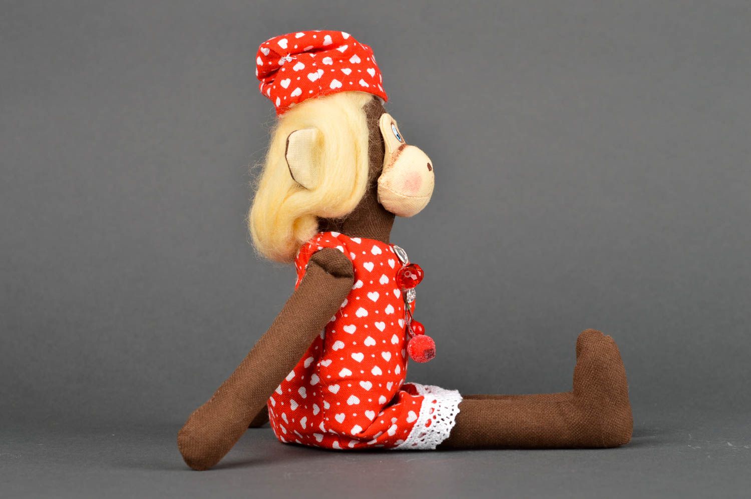 Juguete de peluche muñeca hecha a mano decoración de casa Mono en vestido rojo foto 3