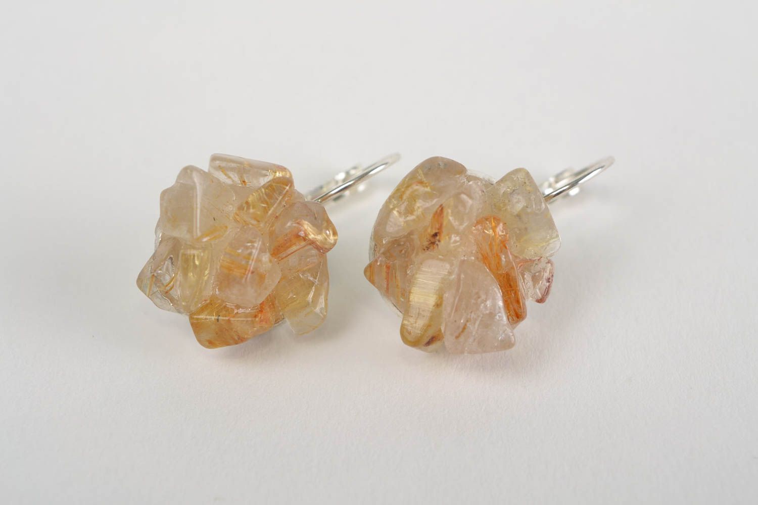 Petites boucles d'oreilles en pierre naturelle de quartz faites main pour femme  photo 3