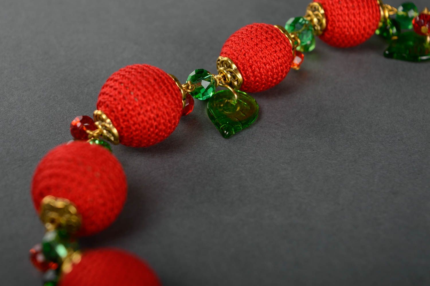 Joli collier en perles tricotées de fils de lin fait main de couleur rouge photo 2