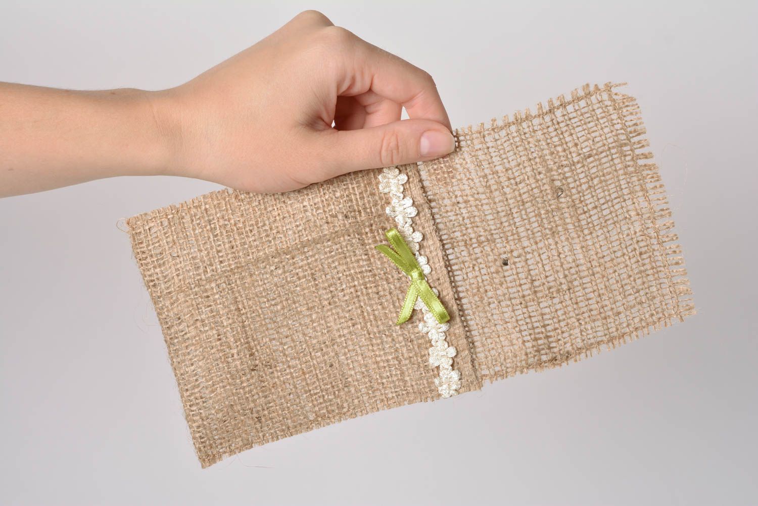 Bolsillo para cubiertos hecha a mano de arpillera con encaje y lazo  foto 5
