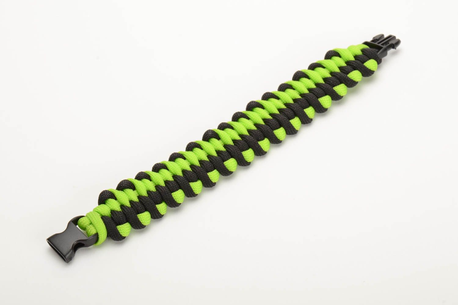 Large bracelet de survie tressé en corde américaine paracord vert fait main photo 4