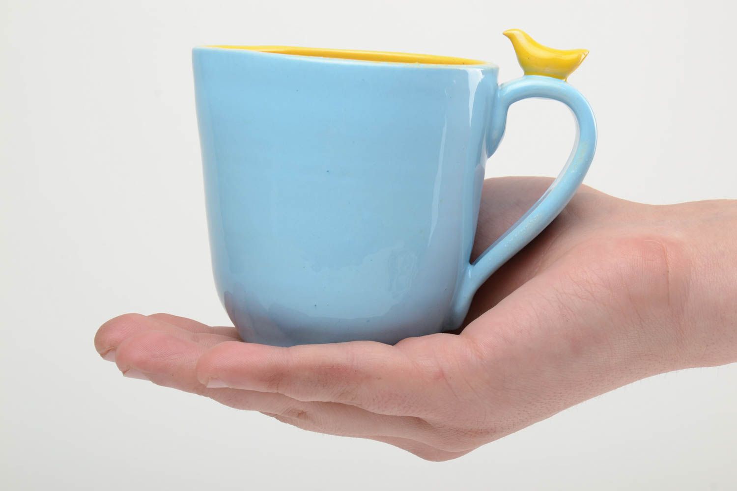Глиняная чашка ручной работы расписанная глазурью и эмалью 400 мл желто-голубая фото 5