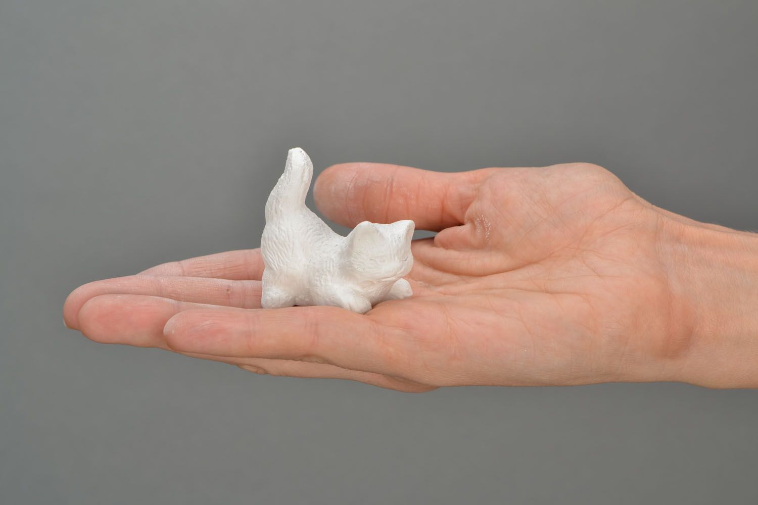 Pieza en blanco, figura de yeso con forma de gatito  foto 2