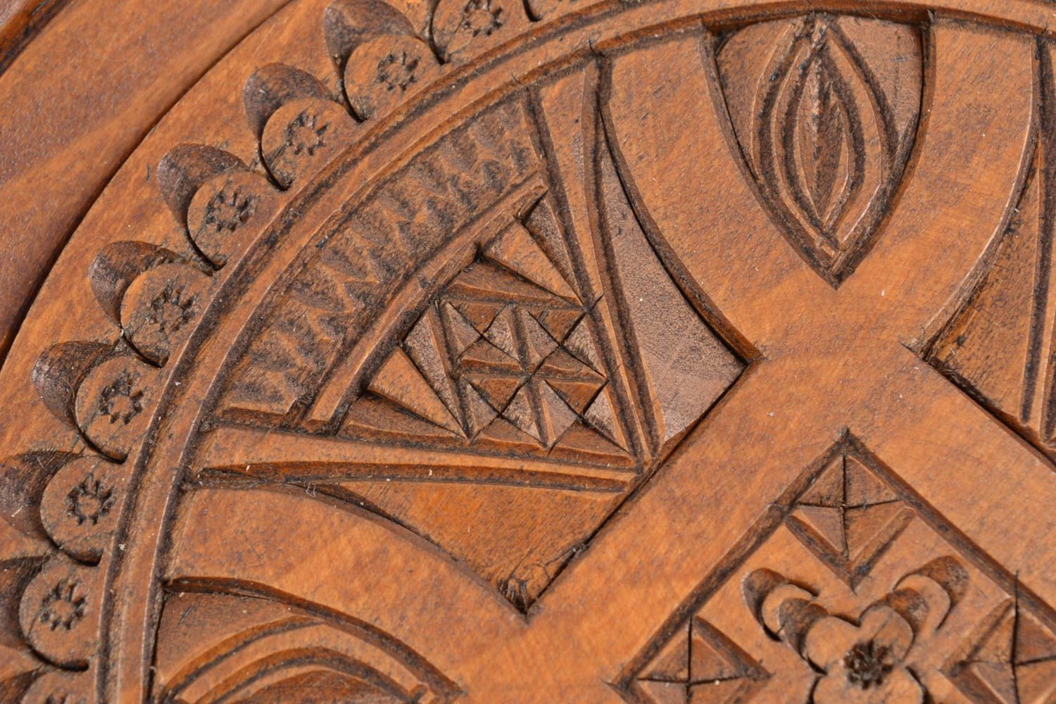 Assiette décorative murale ronde en bois décorée d'éléments en métal faite main photo 3