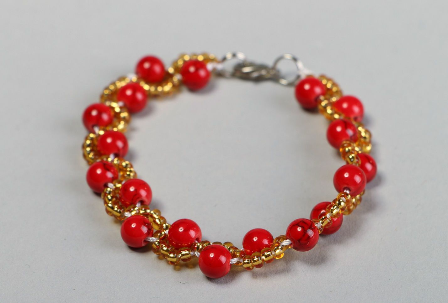 Bracelet made of coral and beads photo 3