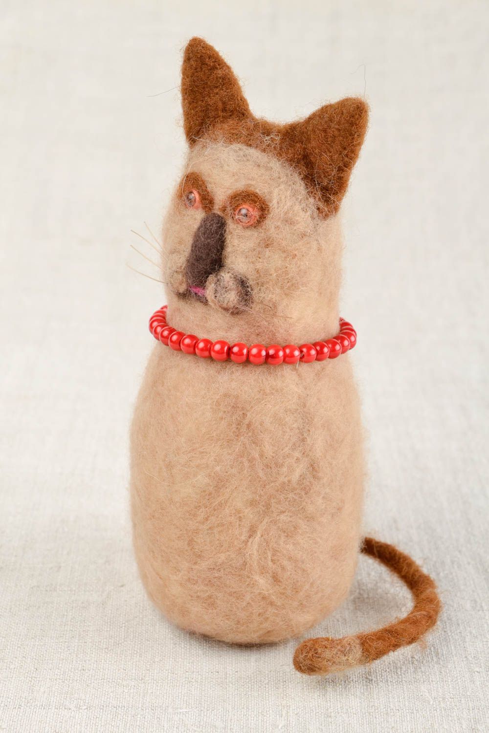 Peluche chat avec collier rouge Jouet fait main en laine feutrée Cadeau enfant photo 1
