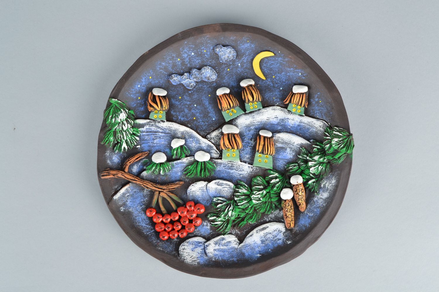 Круглая керамическая тарелка на стену ручной работы фото 1
