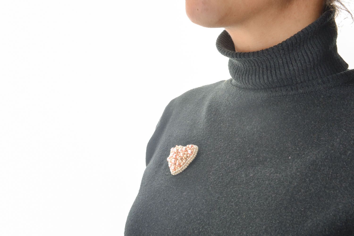 Broche faite main originale en perles d'eau douce roses accessoire cœur photo 5