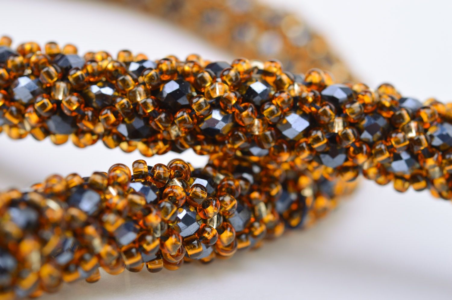 Collier Litze aus Glasperlen und facettierten Perlen in Braun handgemacht foto 4