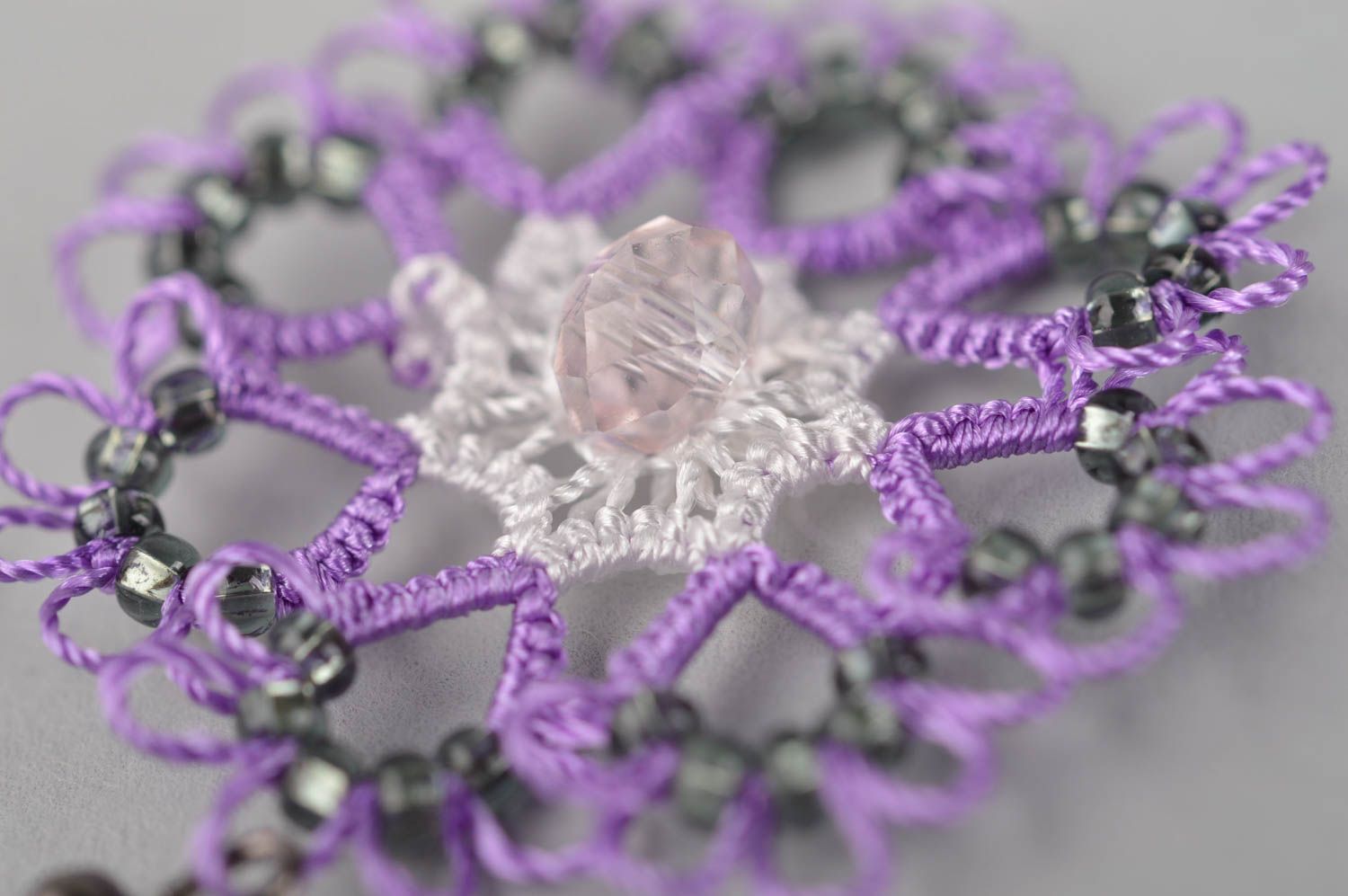 Boucles d'oreilles pendantes Bijou fait main ajourées violettes Cadeau femme photo 4