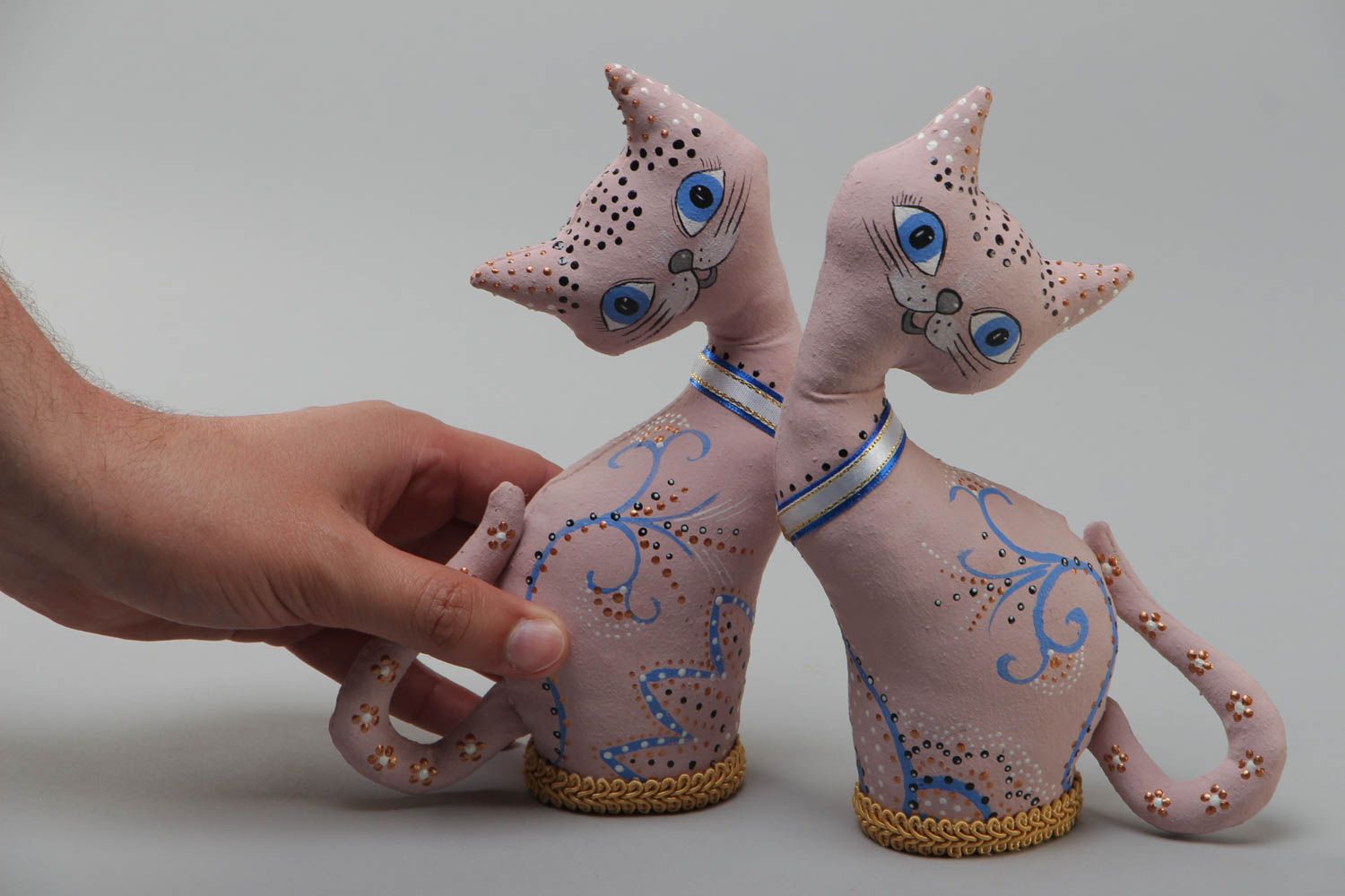Helle handmade Deko Stofftiere Katzen aus Baumwollstoff mit Acryl bemalt foto 5