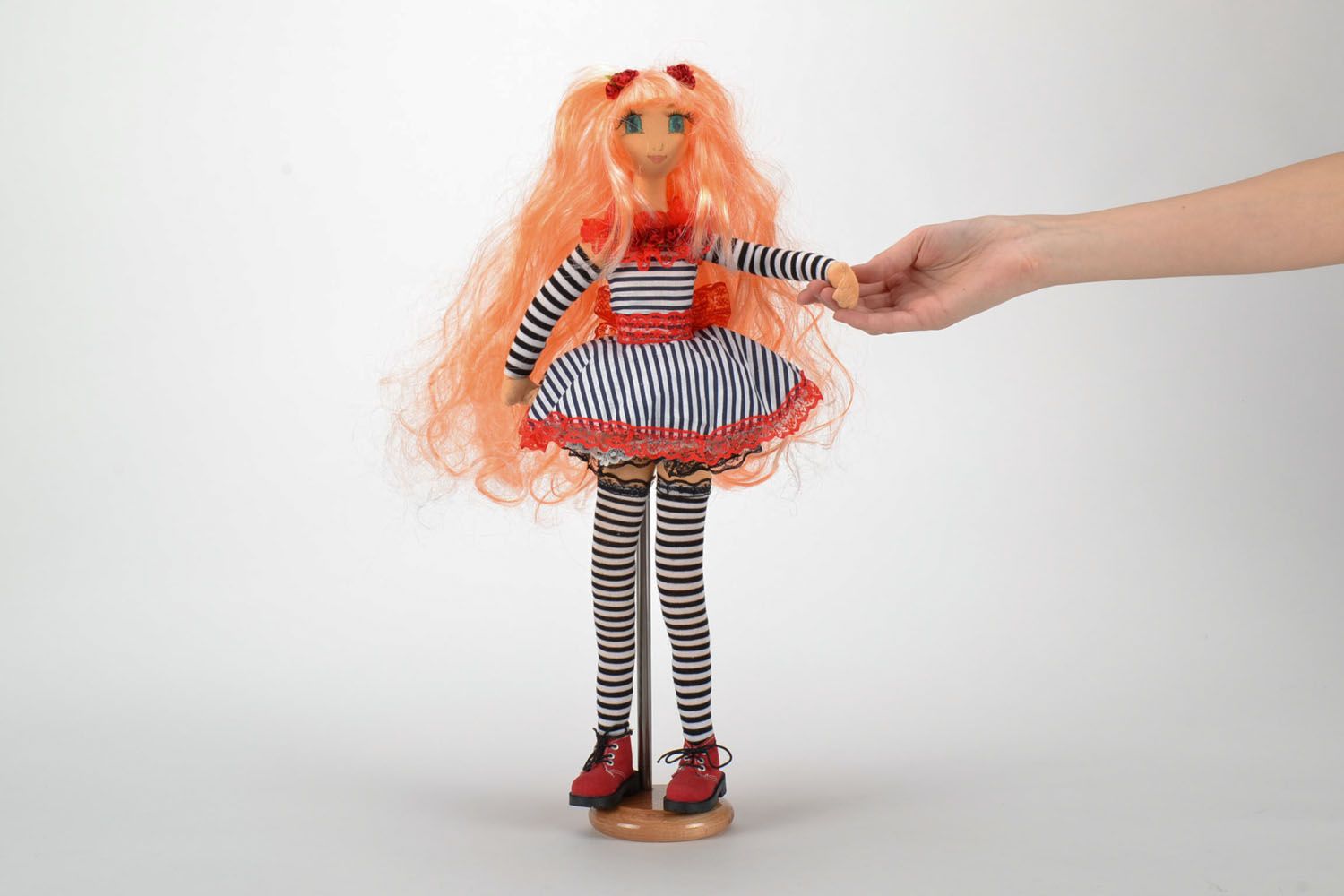 Текстильная кукла на подставке фото 5