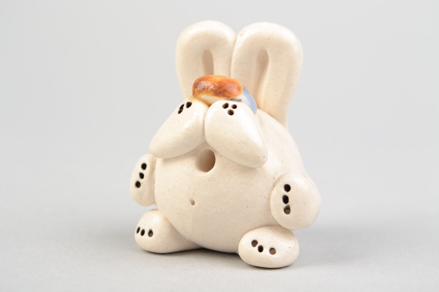 Авторская расписанная глазурью глиняная фигурка кролика малыша ручной работы фото 4