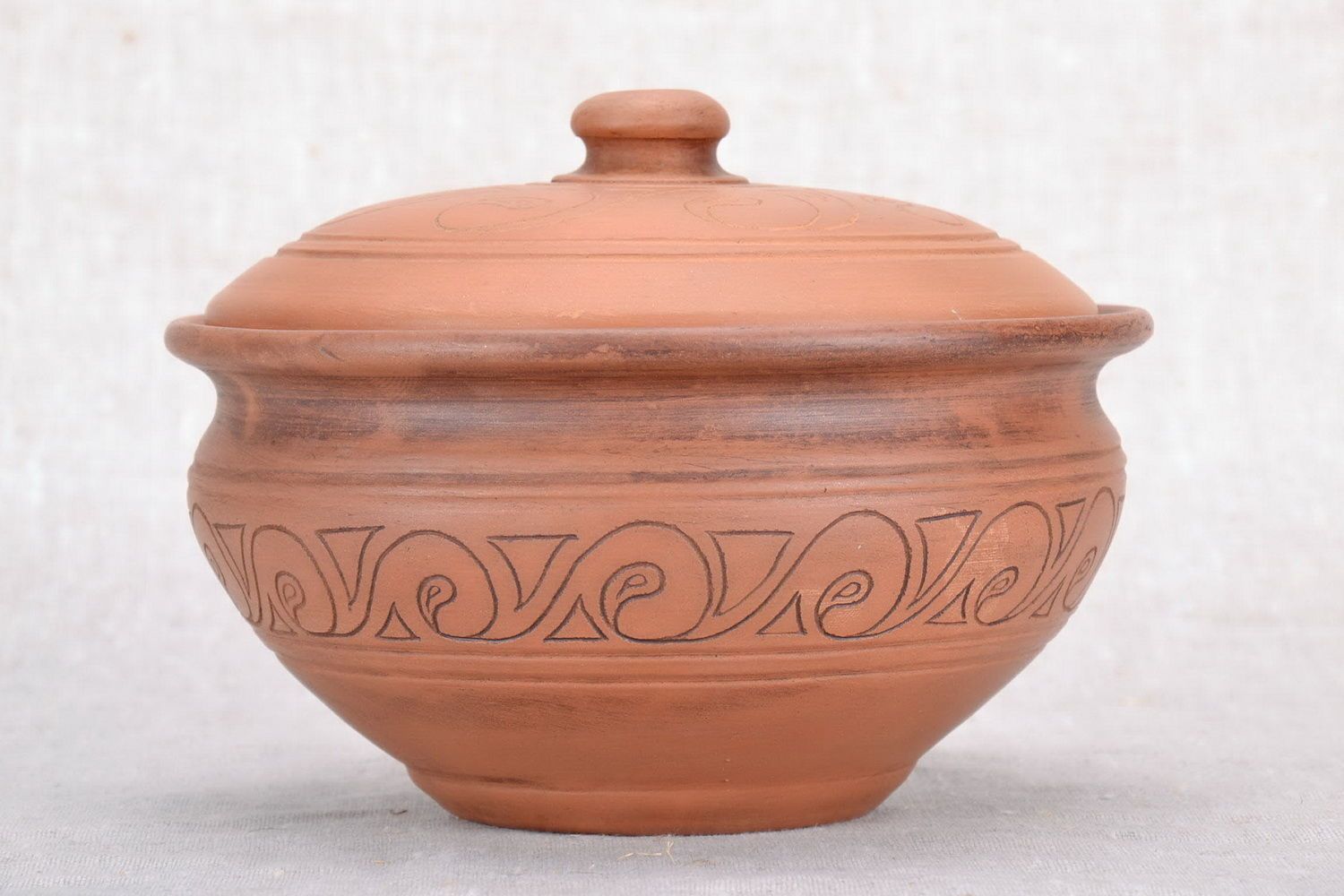 Pot avec couvercle en argile fait main photo 2