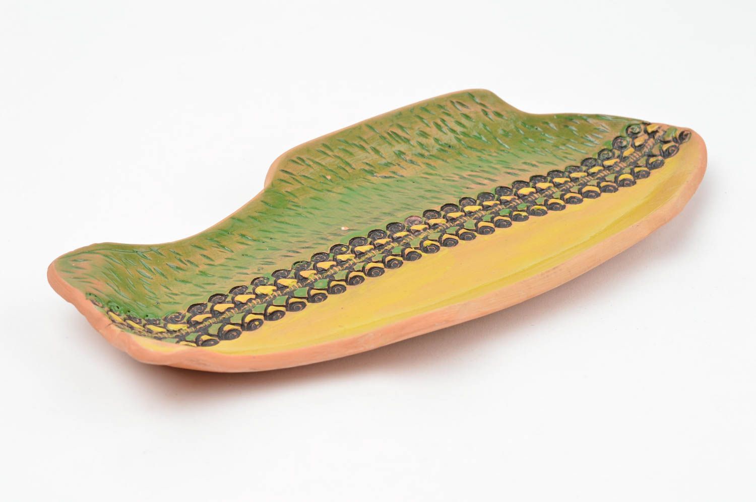 Тарелка декоративная из глины в виде рыбы желтая с зеленым цветная ручной работы фото 2