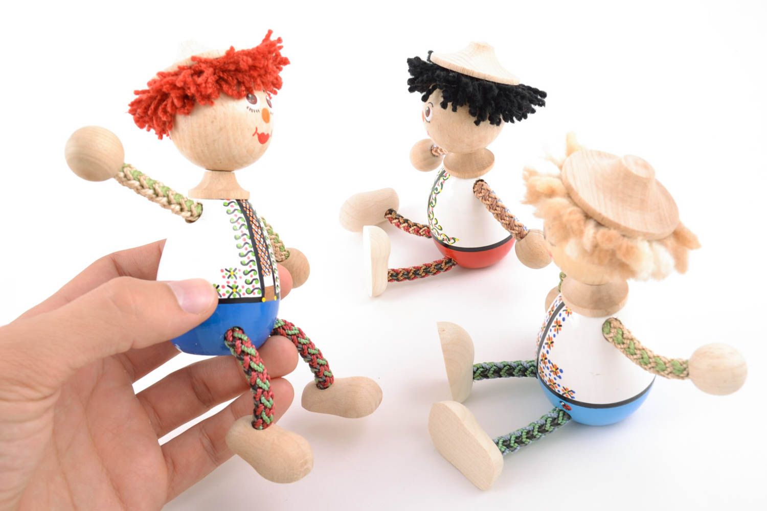Игрушки из дерева ручной работы мальчики набор из трех изделий цветные забавные фото 2