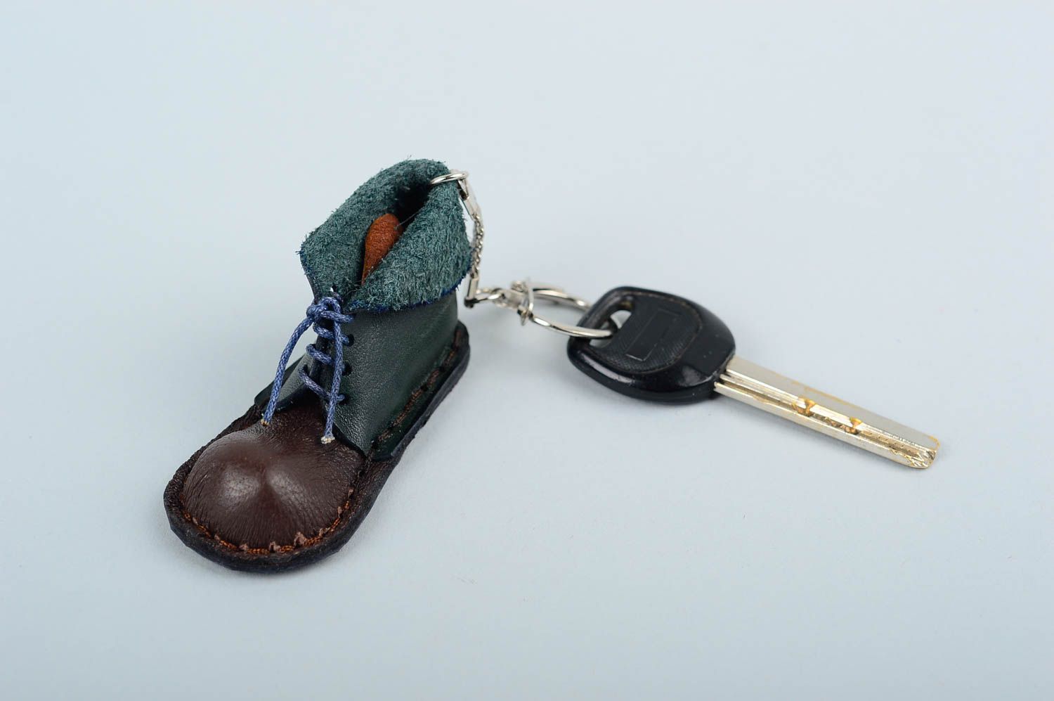 Брелок ручной работы брелок на ключи кожаный брелок в виде зеленого ботинка фото 1