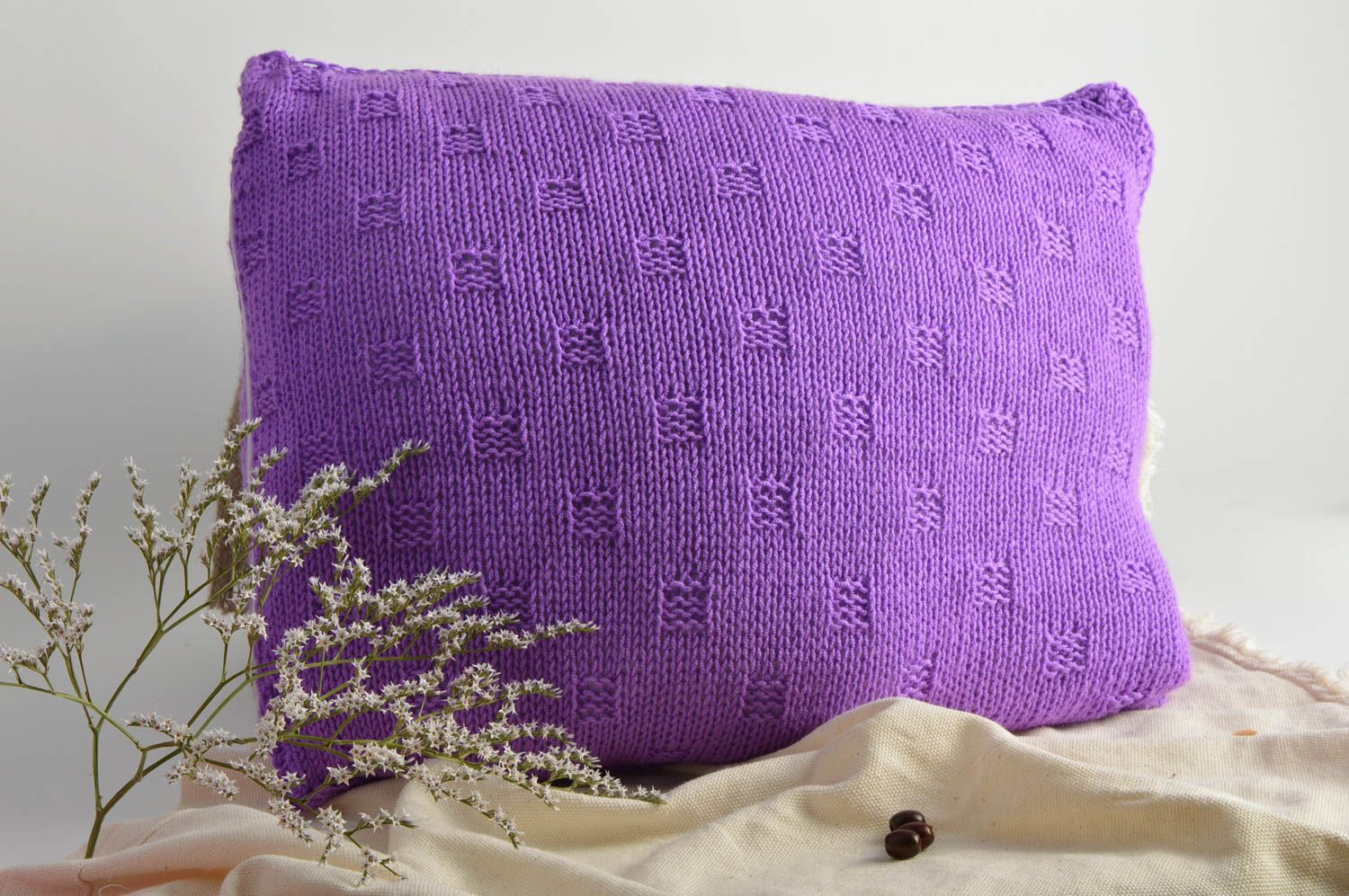 Housse de coussin tricotée avec des aiguilles faite main en demi-coton violette photo 1