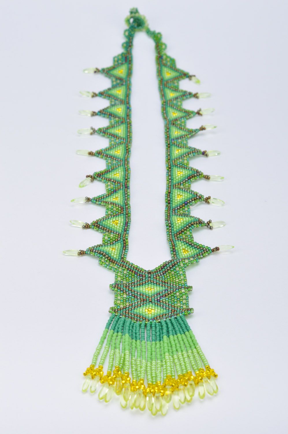 Handgemachtes ungewöhnliches grünes Collier aus Glasperlen mit Ornament gelb lang foto 2
