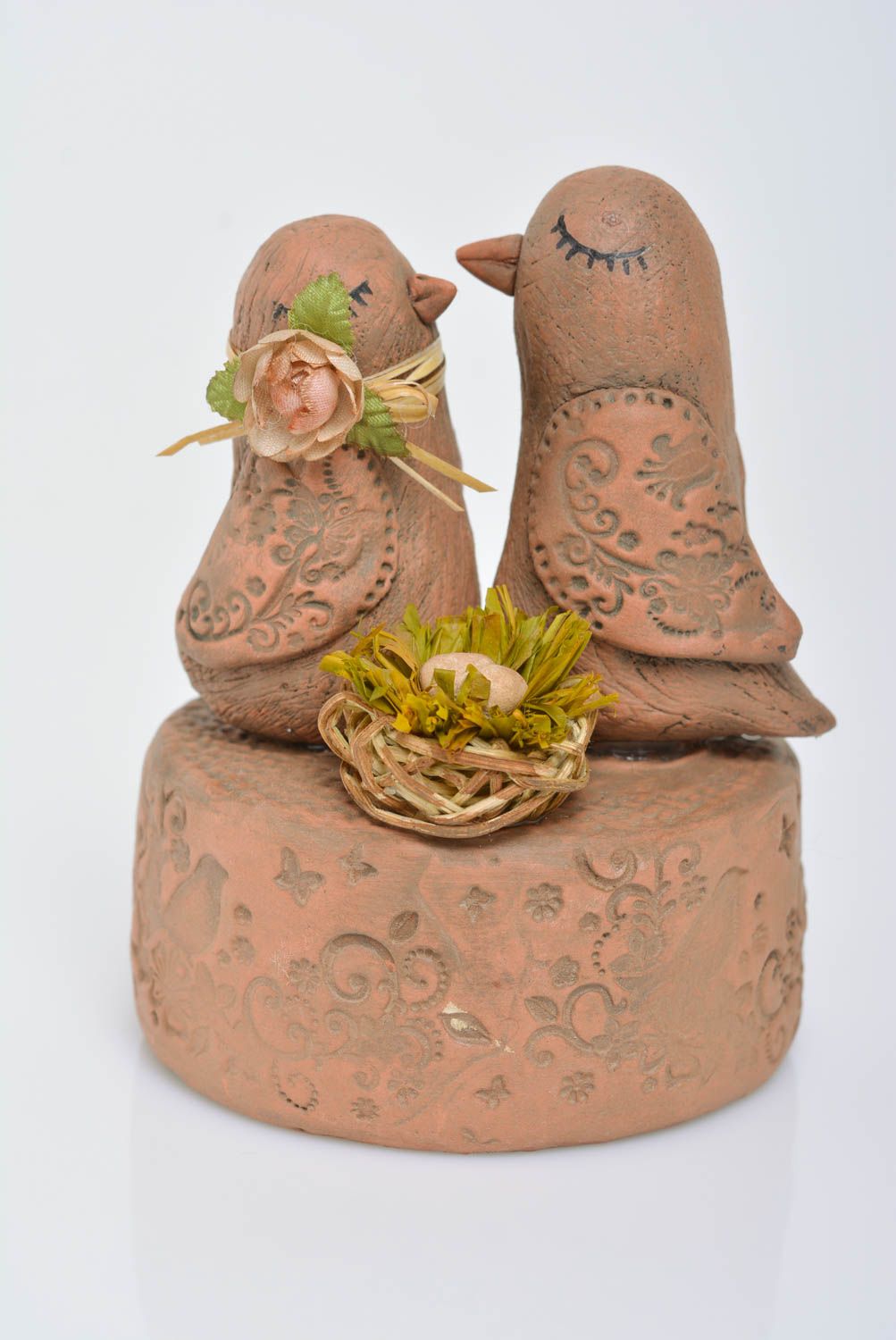 Figura decorativa de pasta de papel artesanal marrón dos pájaros en soporte foto 1