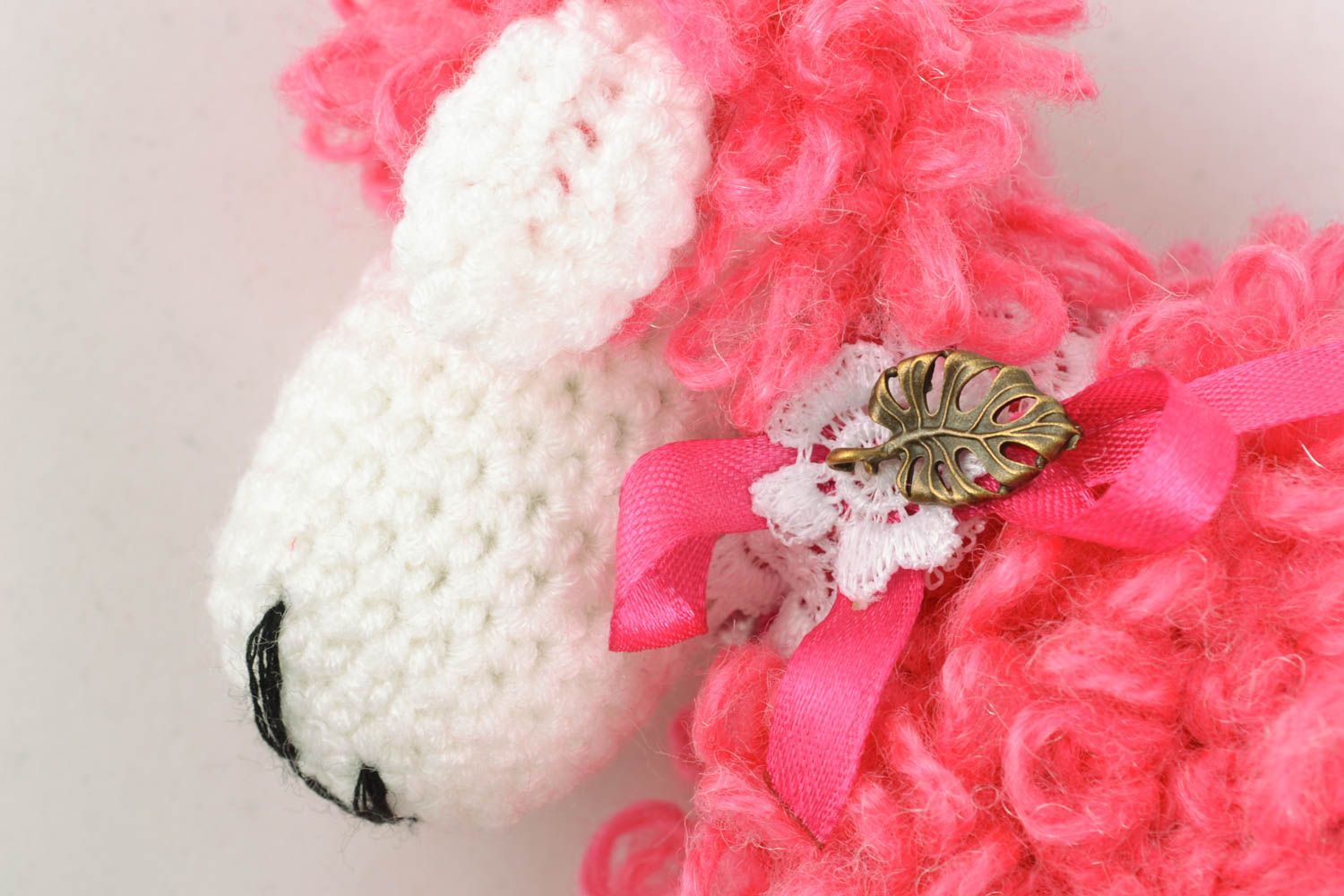 Мягкая вязаная игрушка Розовая овечка фото 3