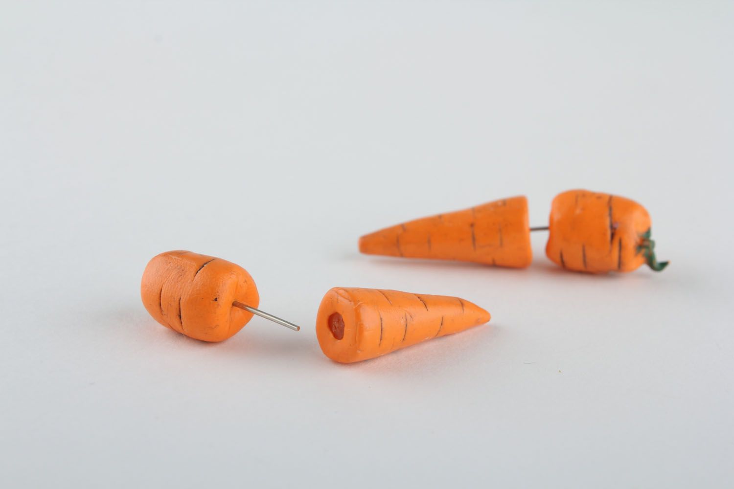 Orecchini finti fatti a mano a forma di carota accessorio originale da donna foto 4