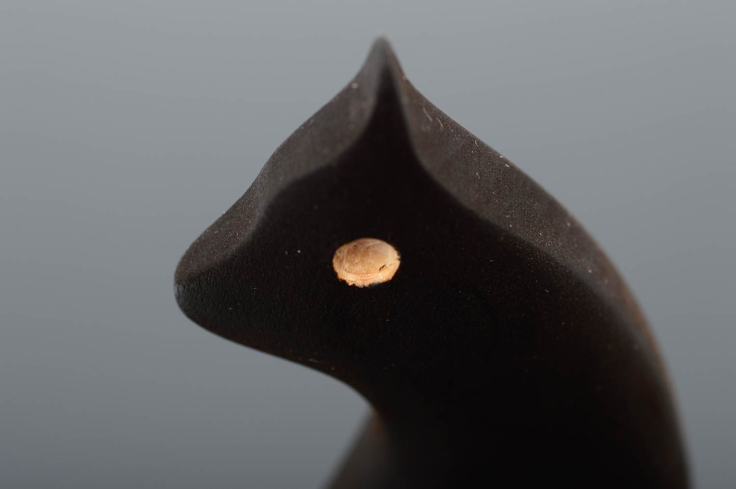Черная деревянная статуэтка в виде кошки ручной работы покрытая воском Кошка фото 3