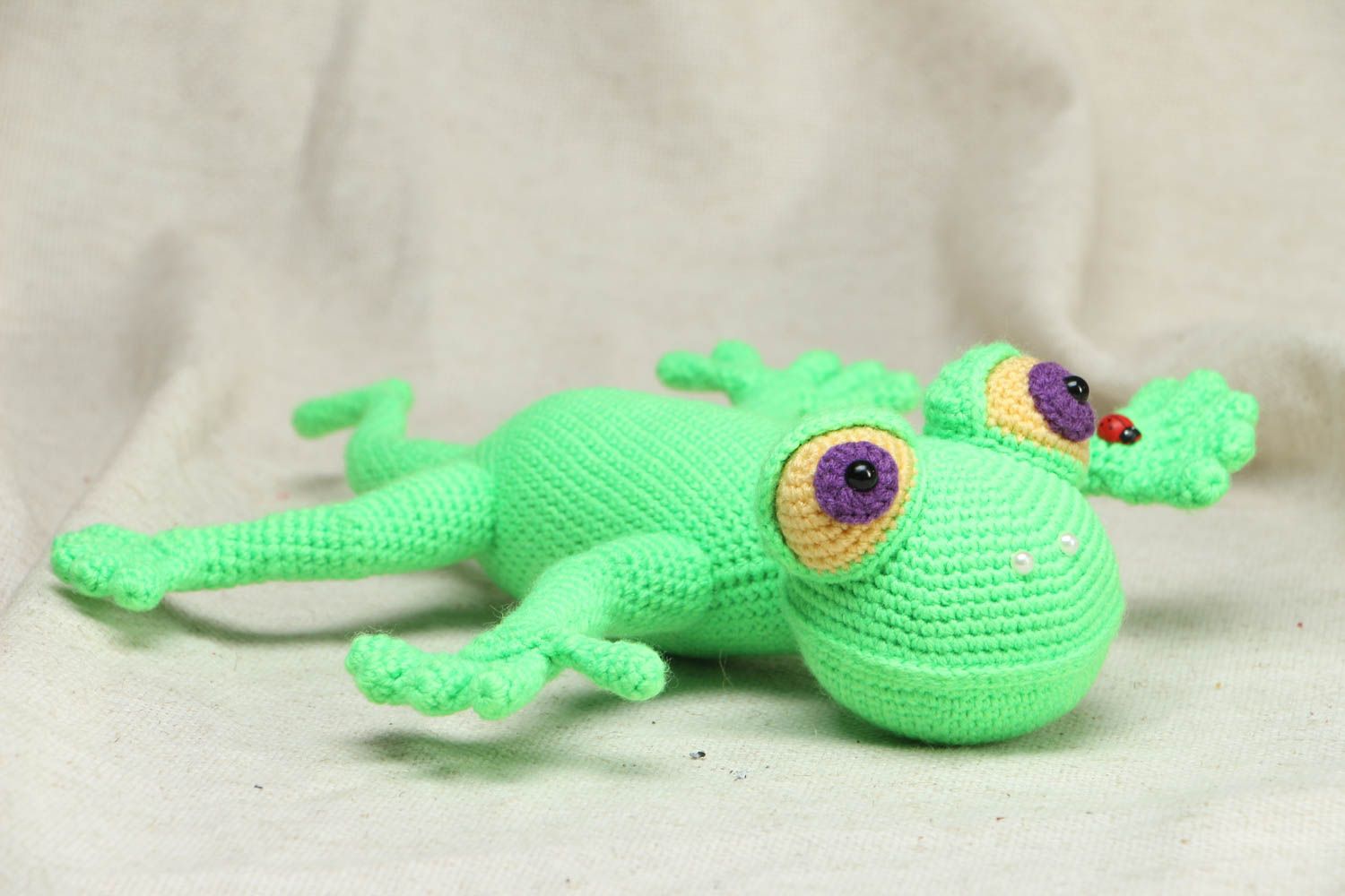 Мягкая вязаная игрушка в виде зеленой ящерицы фото 2