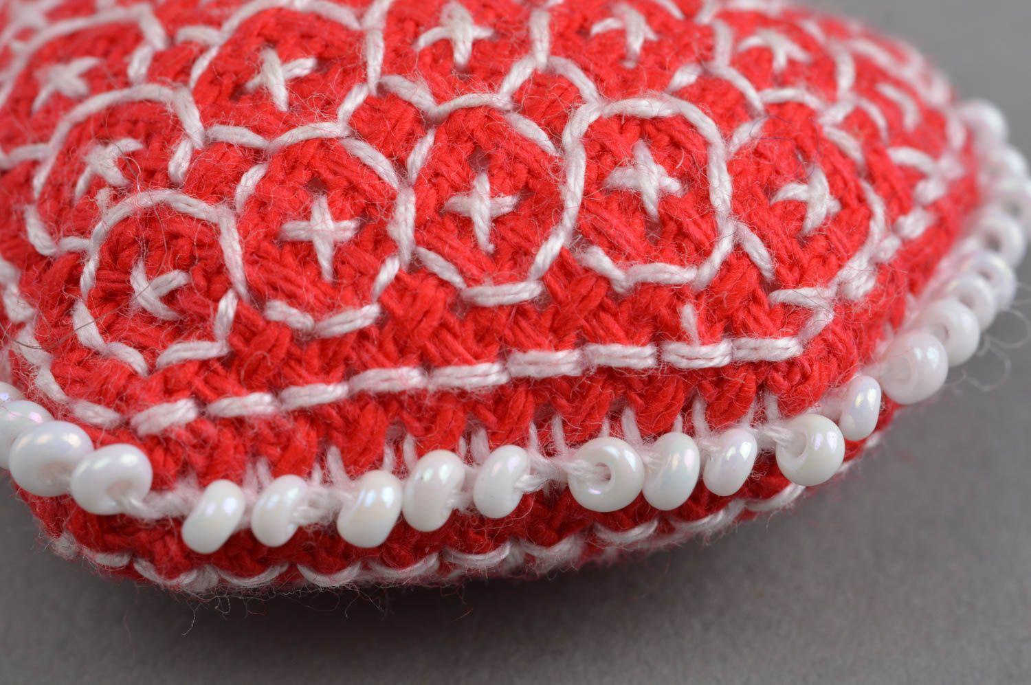 Petit jouet mou rouge fait main en forme de cœur brodé en perles de rocaille photo 5