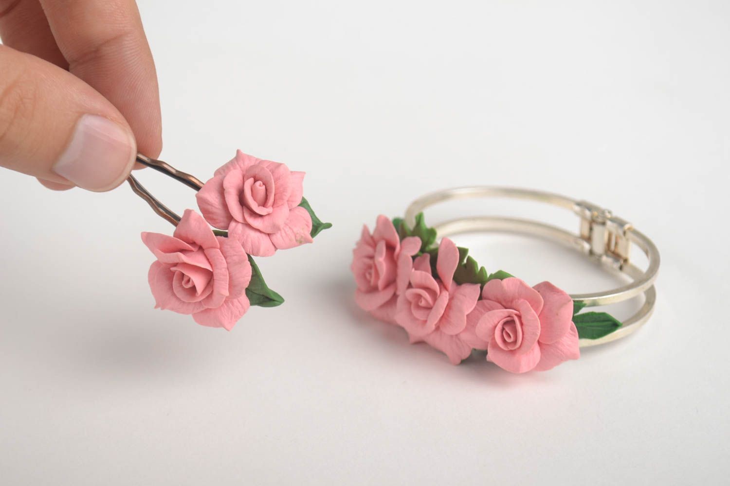 Conjunto de bisutería artesanal de pulsera y dos horquillas con flores rosas foto 4