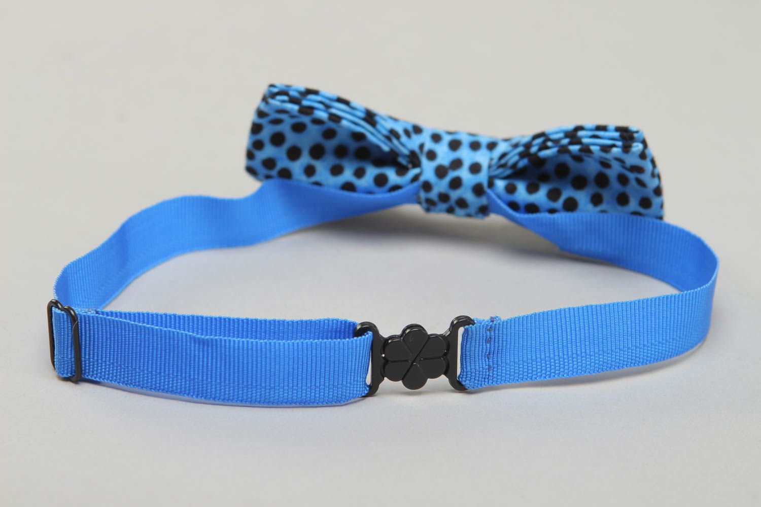 Текстильный галстук-бабочка из хлопка голубой в черный горошек фото 3