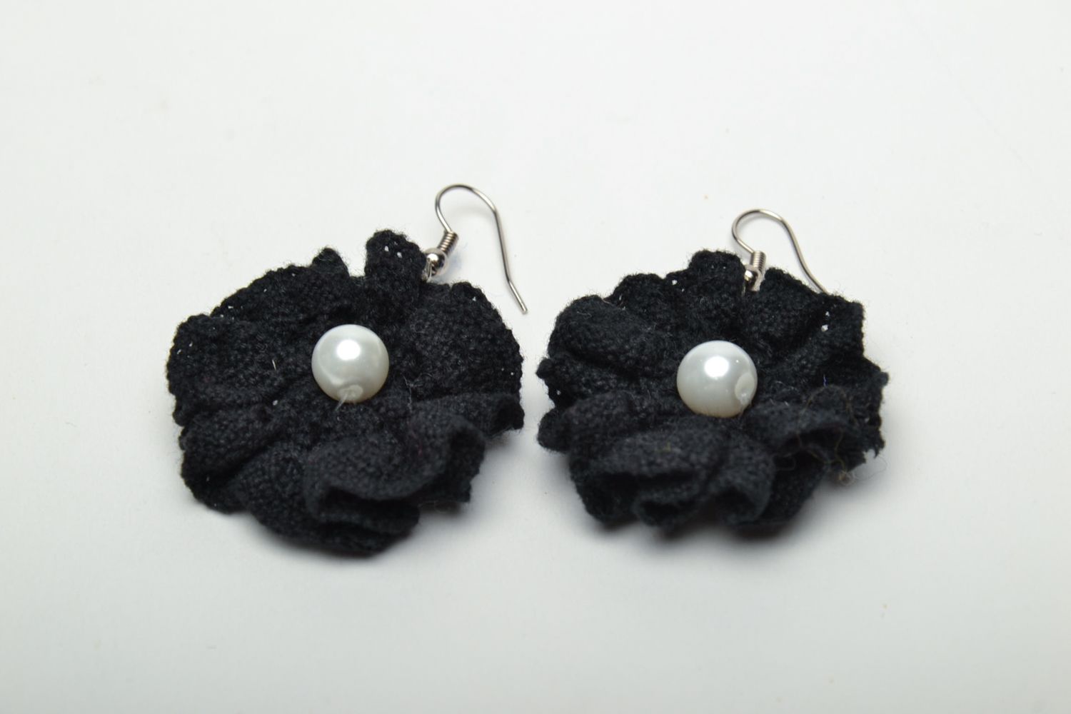 Pendientes artesanales de encaje y perlas con forma de flores negras foto 3