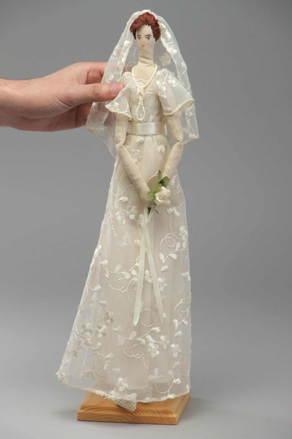Grande poupée mariée en tissus faite main décorative originale design Marie photo 4