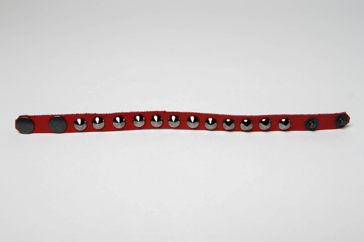 Bracelet cuir fait main Bracelet design rouge rivets Accessoire en cuir photo 3