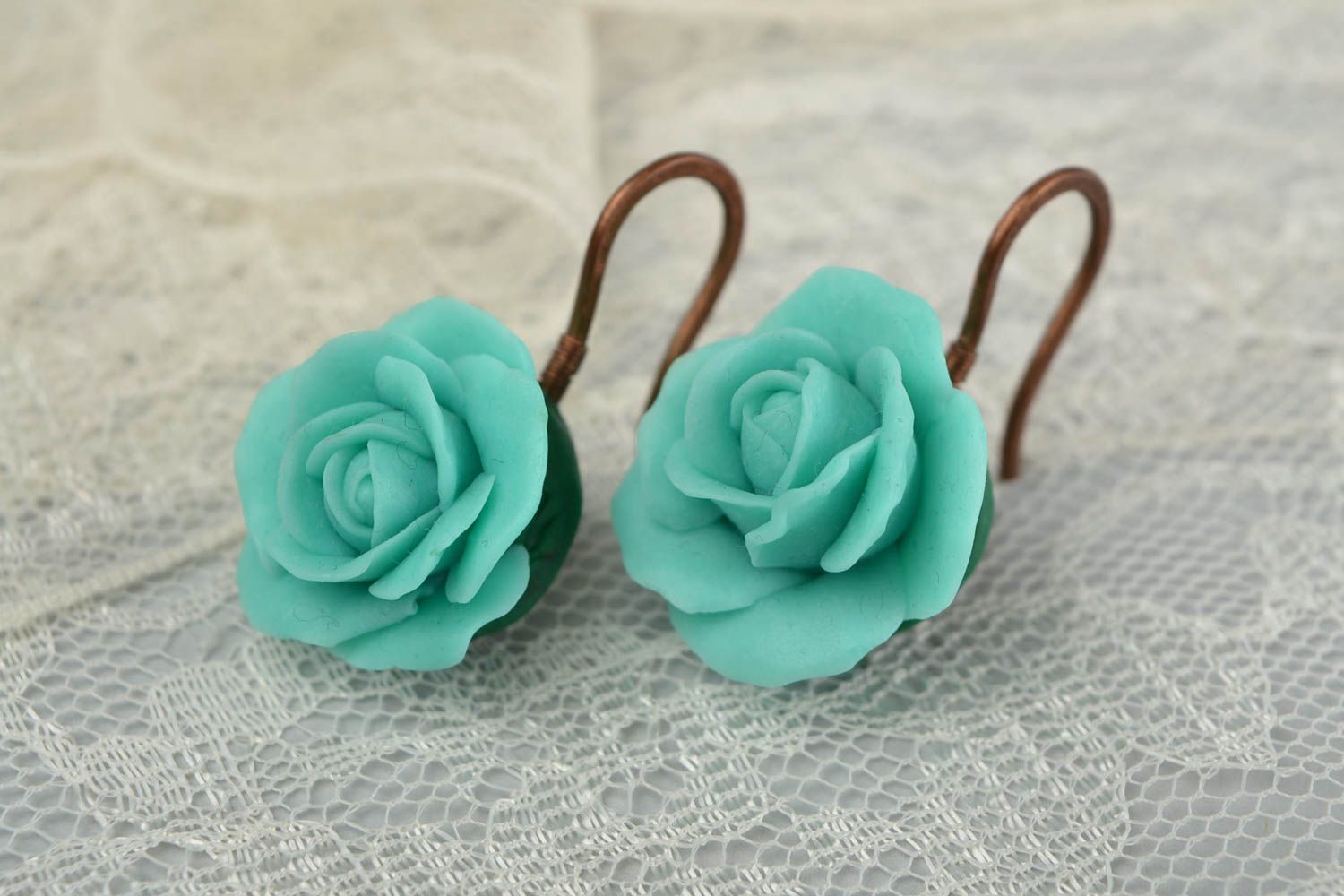 Handgemachte originelle Blumen Ohrringe aus Polymerton mit Anhängern blaue Rosen foto 1