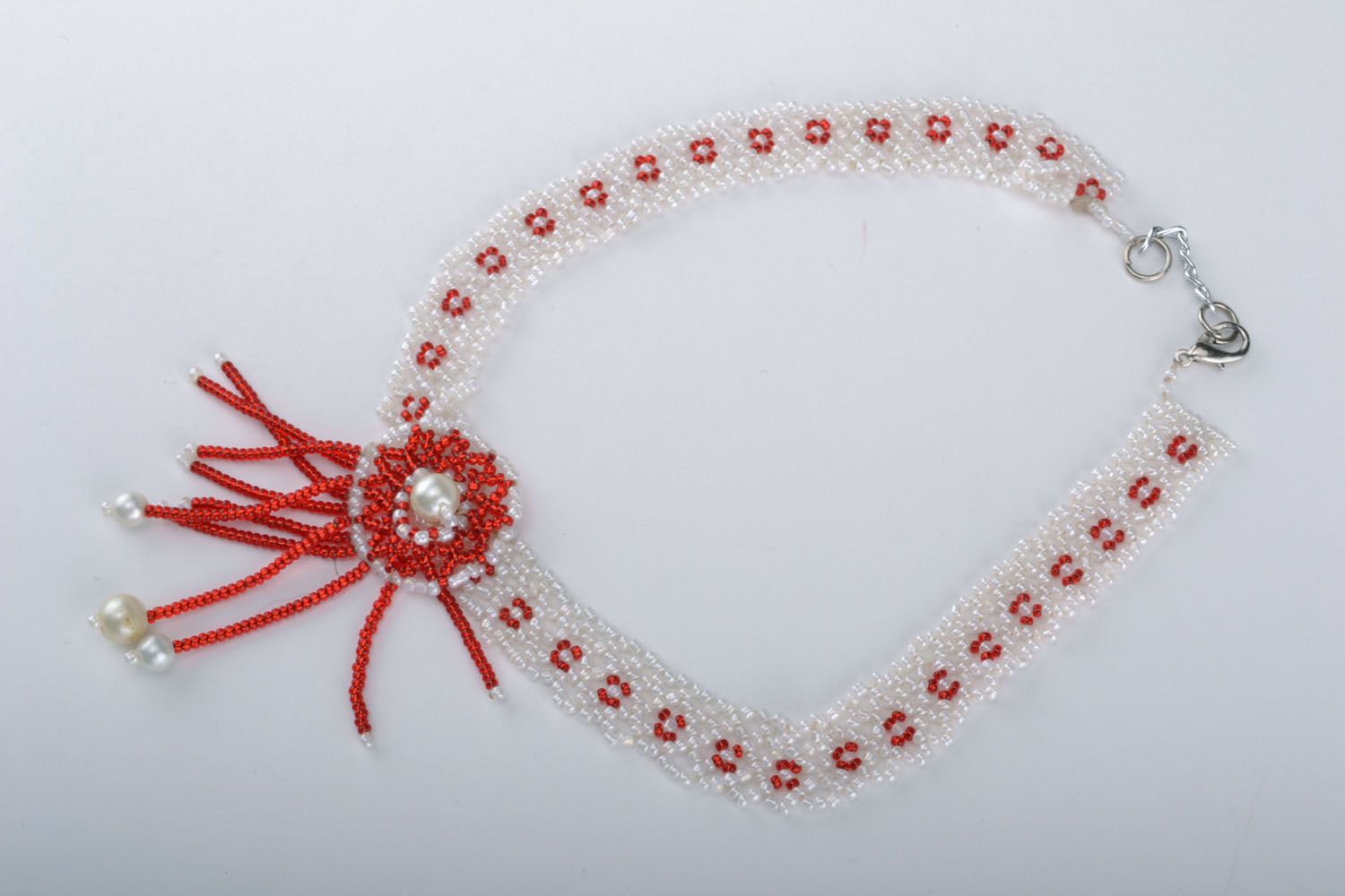 Rot weißes Collier aus Perlen  foto 1