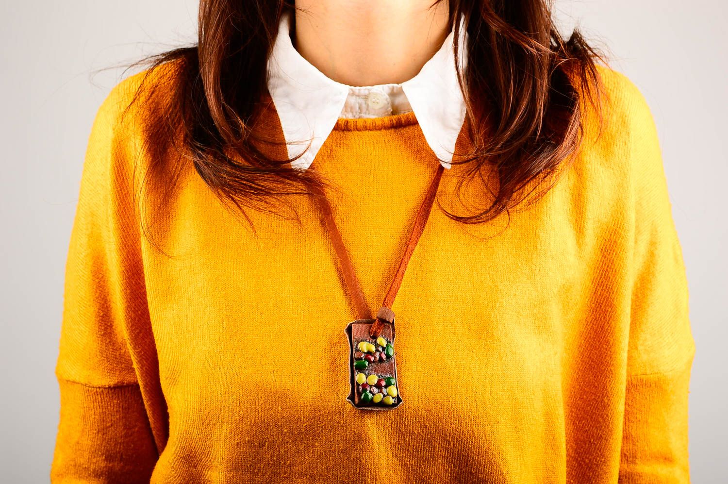 Pendentif fantaisie argile cuir Bijou fait main design coloré Accessoire femme photo 2