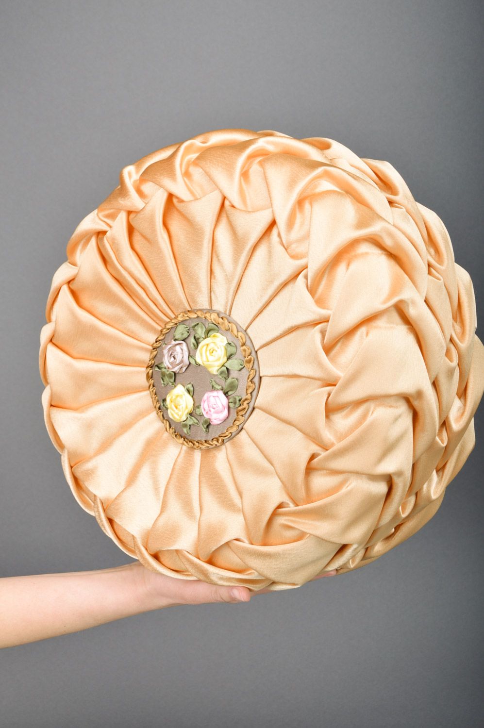 Rundes stilvolles beige Kissen aus Stoff und Atlasbändern handmade für Polstermöbel  foto 4