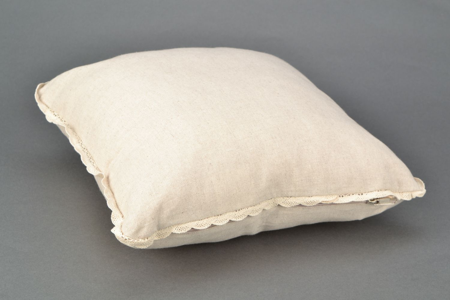 Taie d'oreiller en coton et polyamide beige avec dentelle carrée faite main photo 3