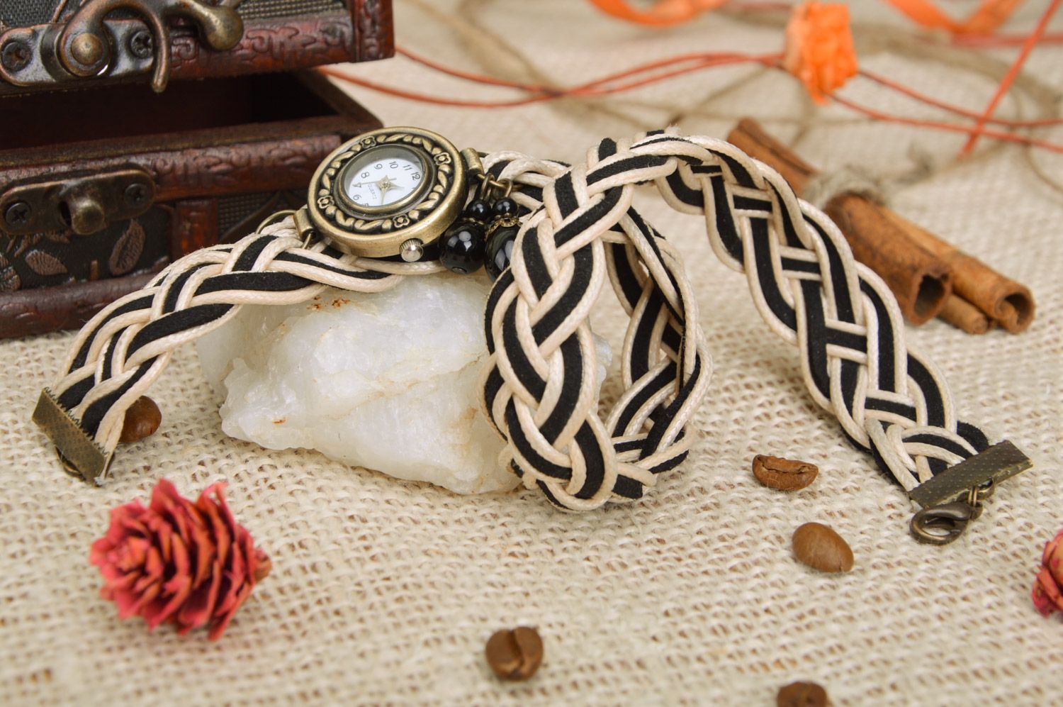 Красивые часы наручные плетеные в бежево-черном цвете ручной работы в два ряда фото 1
